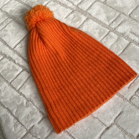 2for$10 Hand knit hat with pompo - Picture 4 of 5